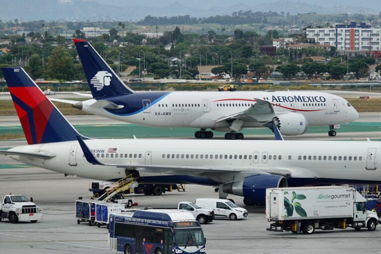 Read more about the article Delta and Aeromexico must end joint venture, DOT rules