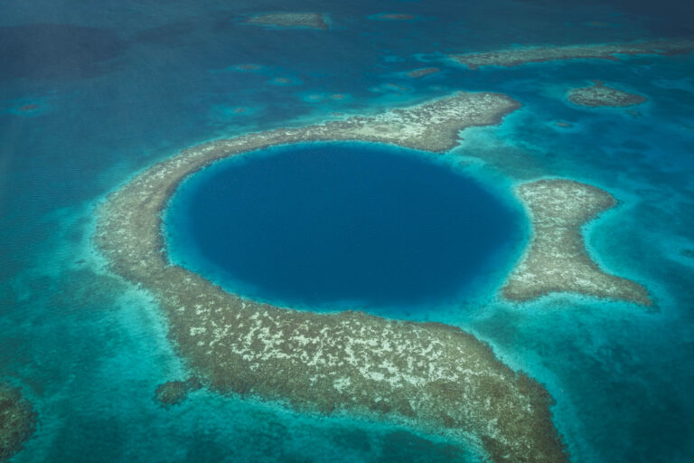 Read more about the article The Great Blue Hole In Belize: How To See This Natural Wonder