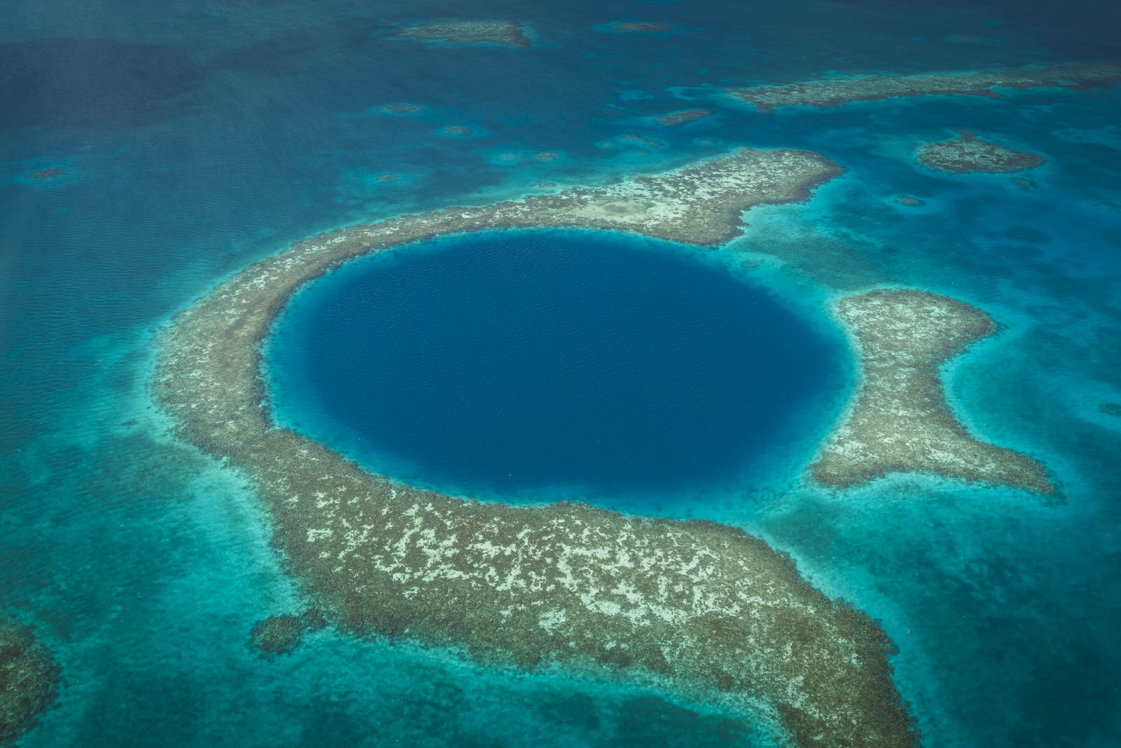 You are currently viewing The Great Blue Hole In Belize: How To See This Natural Wonder