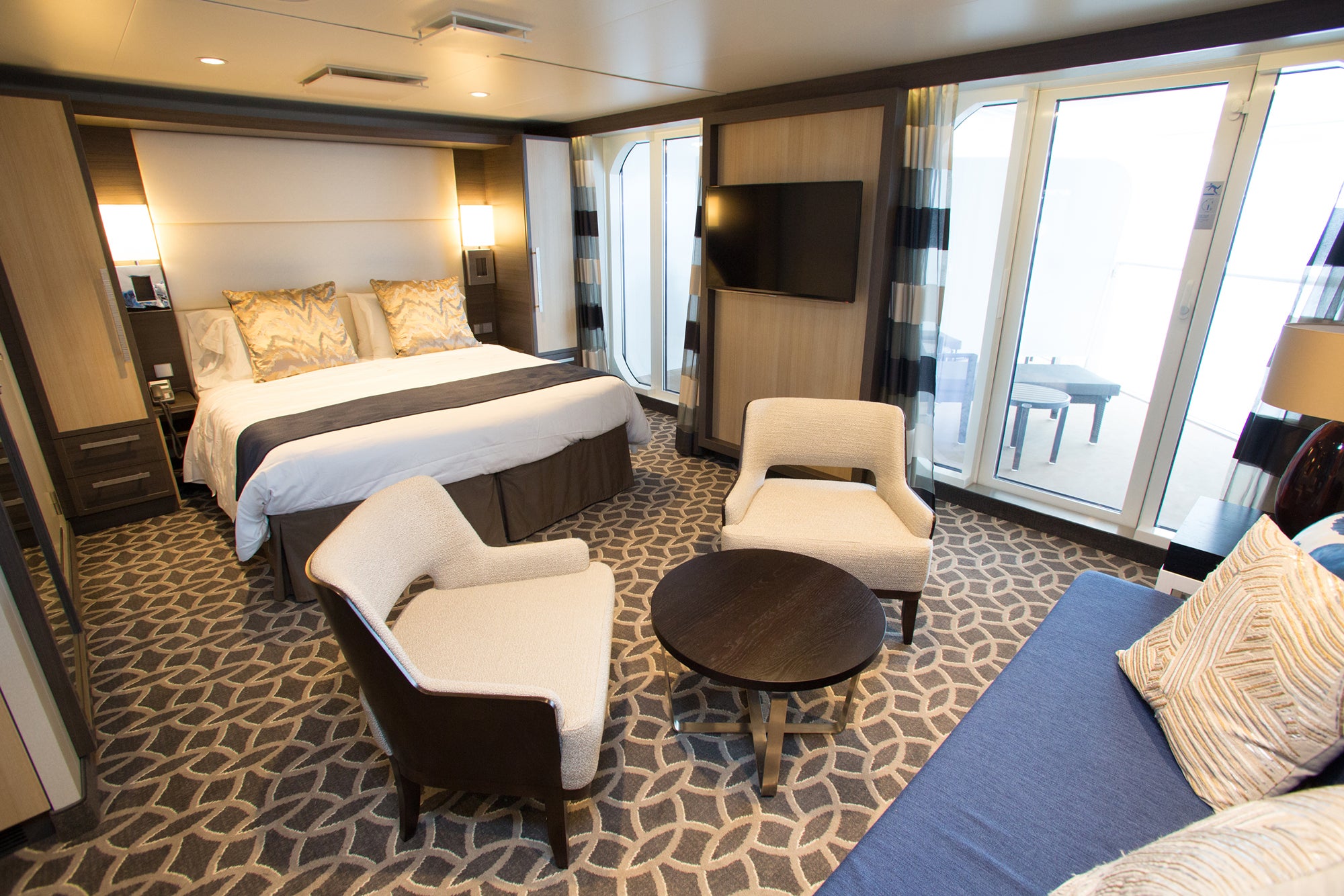 You are currently viewing 22 cruise ship cabin hacks that will transform your voyage