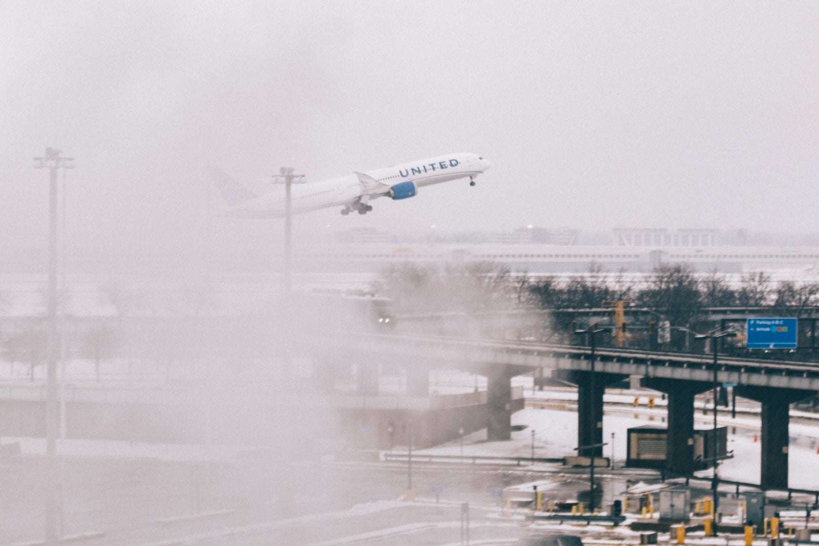 You are currently viewing Winter weather disrupts flights across the country