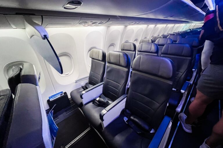 Read more about the article 8 reasons why you should always sit in an aisle seat on planes