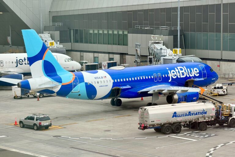 Read more about the article JetBlue also jacks up bag fees to boost profitability