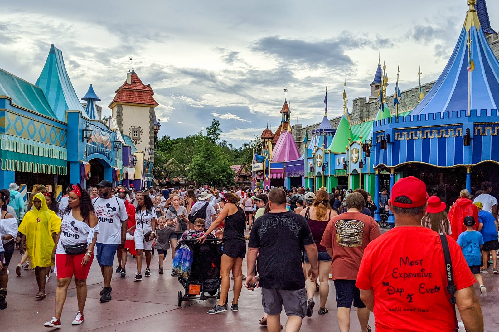 You are currently viewing How to save your Disney vacation when the parks are extremely crowded