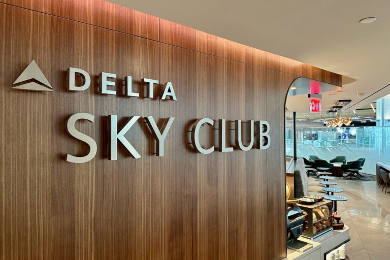 Read more about the article Delta eliminates Sky Club customer service desks in new 2-airport trial