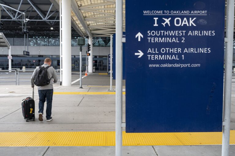 Read more about the article Oakland’s airport mulls adding ‘San Francisco Bay’ to draw traffic