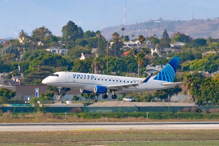 Read more about the article United to install larger overhead bins on regional jets