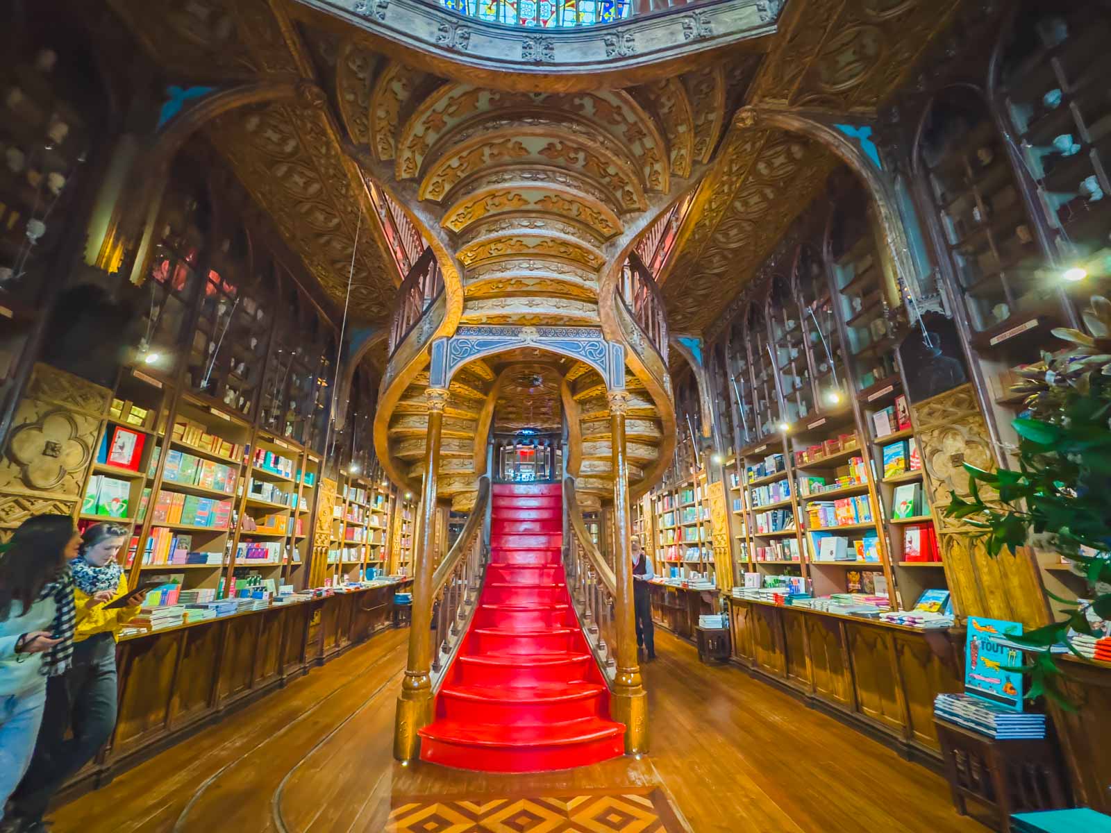 You are currently viewing Livraria Lello, Porto: Tips For Visiting The Most Beautiful Bookstore in the World