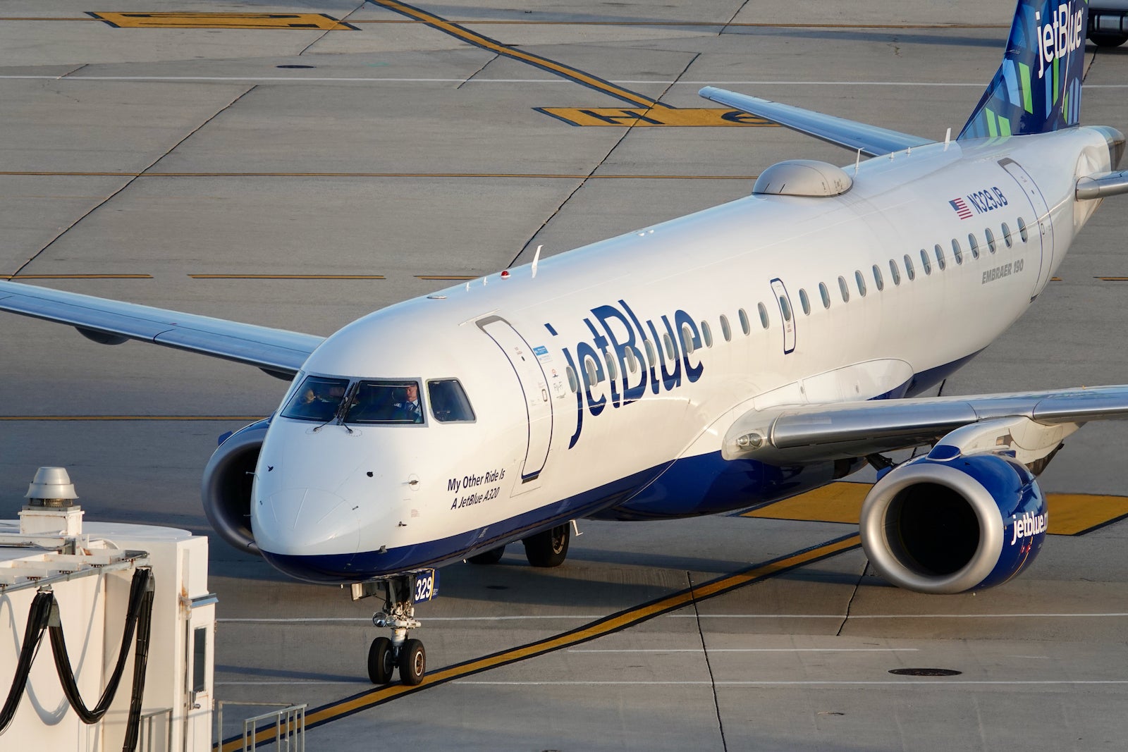 You are currently viewing JetBlue hikes checked bag fees again to a whopping $70