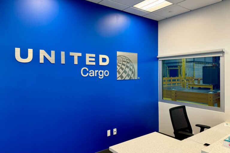 Read more about the article United debuts new cargo facility in Newark — here’s a behind-the-scenes look