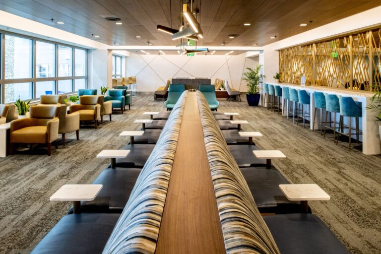 Read more about the article Delta’s expanded Miami Sky Club is now open with seating for 300