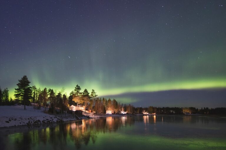 Read more about the article Northern lights cruises guide: Chasing the aurora borealis