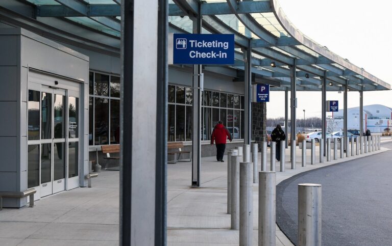 Read more about the article America’s smallest airports are hurting, even as more people than ever are flying