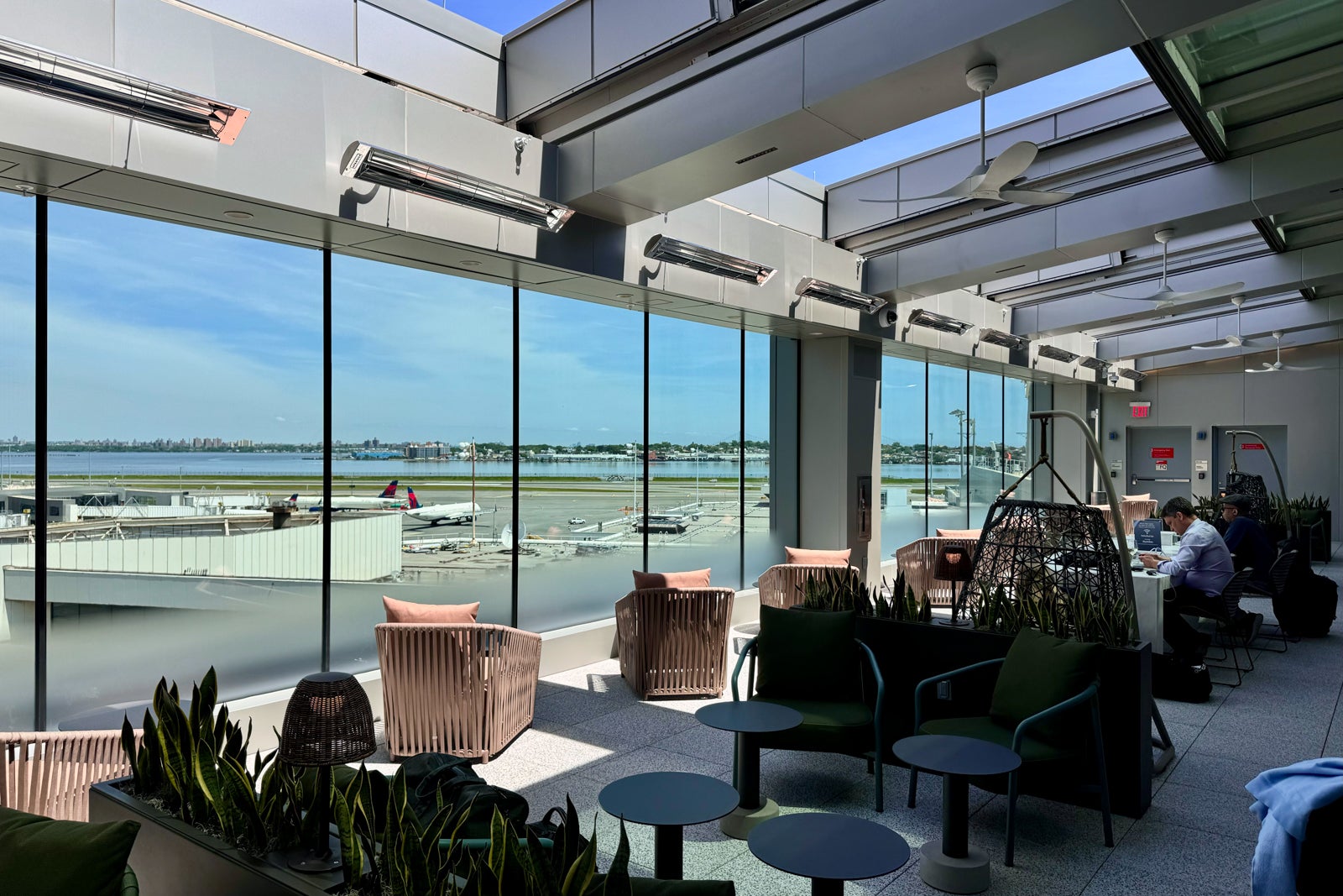 You are currently viewing Delta debuts stunning Sky Club expansion in LaGuardia, adds Sky Deck to its largest club yet