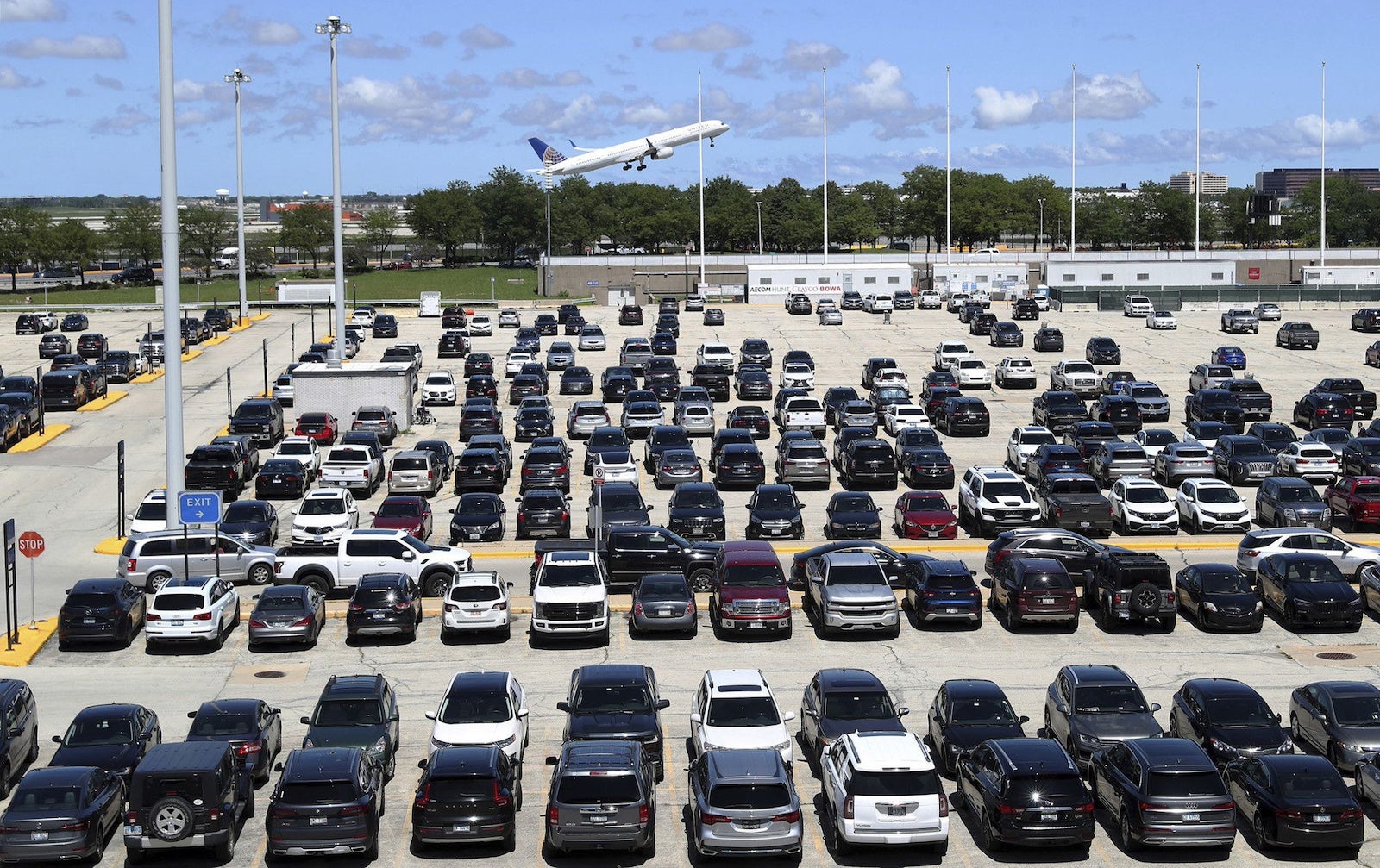 You are currently viewing Book airport parking in advance to save time and money